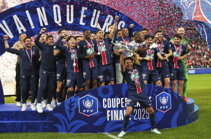 Các cầu thủ PSG nâng danh hiệu Cup Quốc gia Pháp. Ảnh: AP