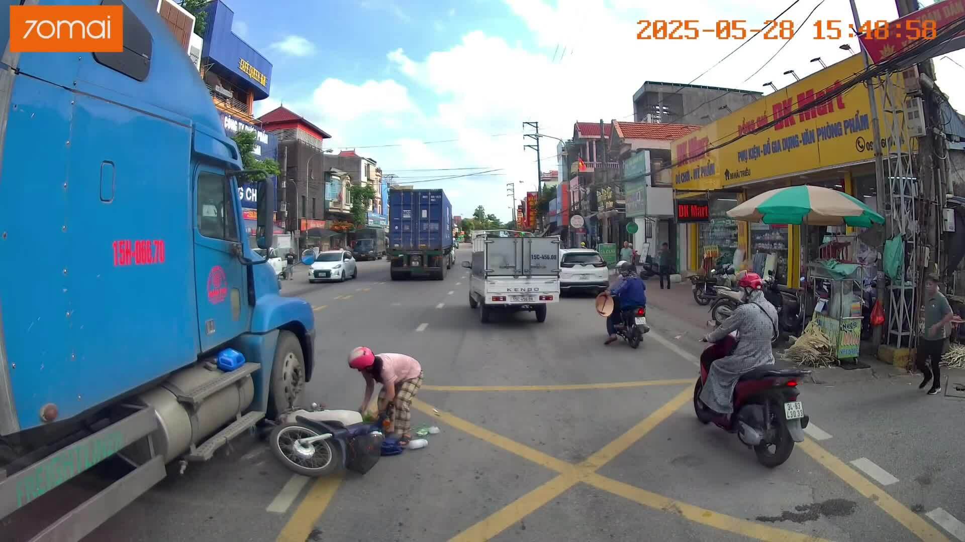 Rơi vào điểm mù xe container cán qua xe máy