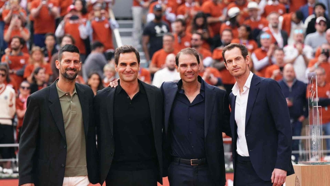 Djokovic, Federer, Nadal, Murray (từ trái qua phải) chụp ảnh kỷ niệm trên sân Philippe Chatrier, Paris, Pháp hôm 25/5. Ảnh: ATP