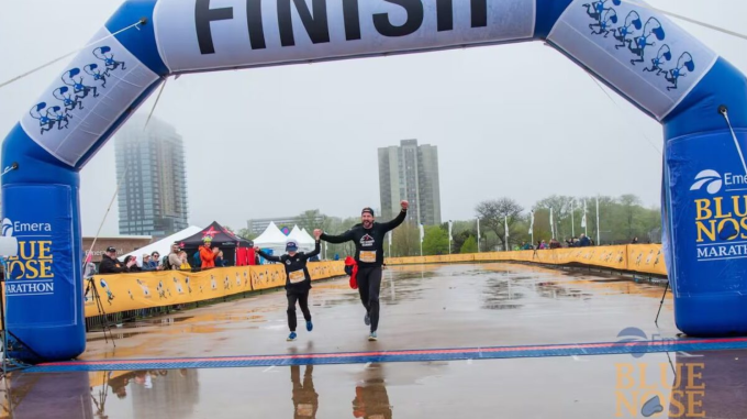 Linden Meza (trái) nắm tay bố Carlos khi về đích tại Blue Nose Marathon 2025. Ảnh: Blue Nose Marathon