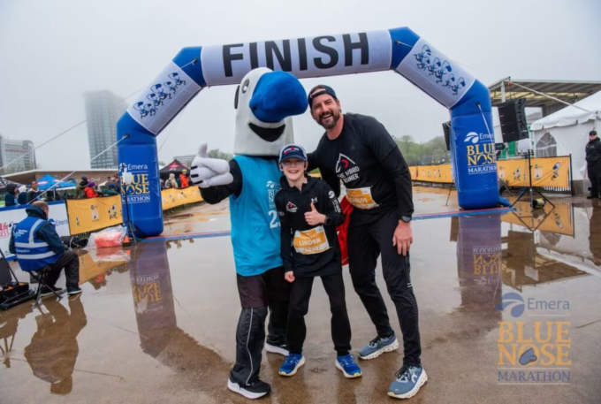 Linden Meza và Carlos chụp ảnh lưu niệm sau khi hoàn thành Blue Nose Marathon 2025. Ảnh: Blue Nose Marathon