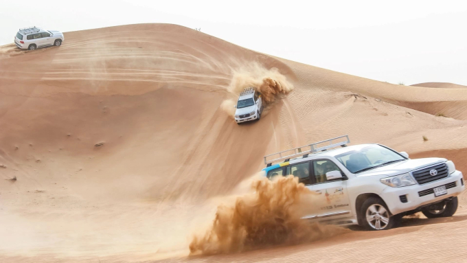 Xe địa hình đi trên đồi cát tại Dubai. Ảnh:Nguyễn Hồng Vinh