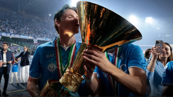McTominay ăn mừng bên danh hiệu Scudetto, sau khi Napoli đánh bại Cagliari 2-0 ở vòng 38 Serie A.