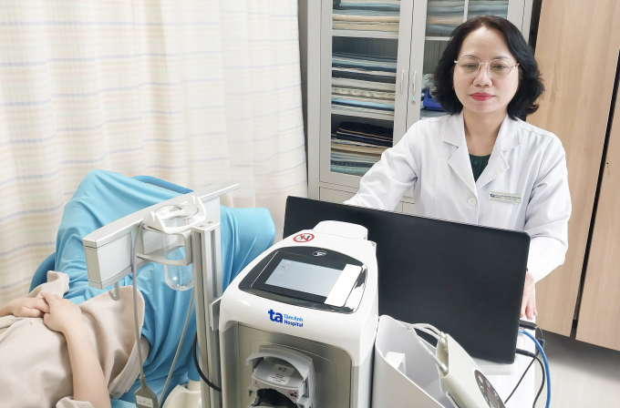 BS.CKII Nguyễn Thị Hồng Oanh khảo sát áp lực đồ bàng quang cho một phụ nữ bị són tiểu. Ảnh minh họa: Bệnh viện Đa khoa Tâm Anh