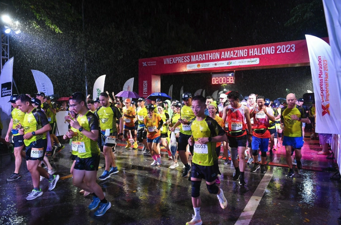 Người tham gia cự ly 10km xuất phát trong cơn mưa lớn tại VM Hạ Long 2023. Ảnh: VnExpress Marathon