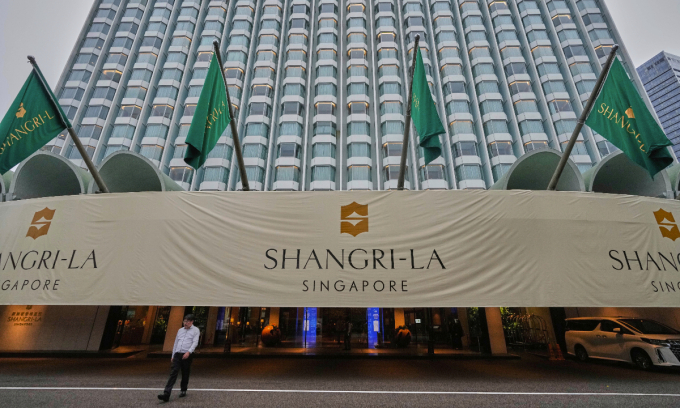 Bên ngoài khách sạn Shangri-La ở Singapore, nơi diễn ra Đối thoại Shangri-La lần thứ 22 ngày 30/5-1/6. Ảnh: VCG