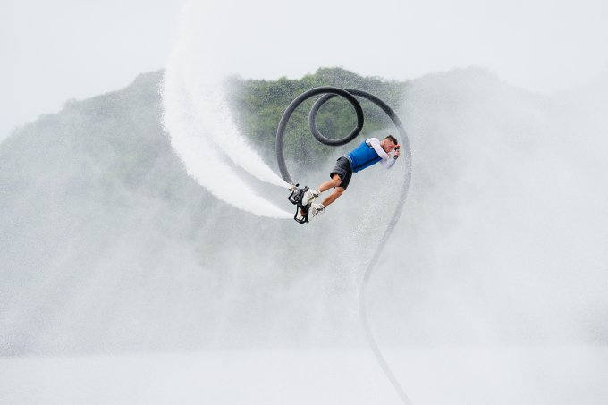 Những cú xoay flyboard đạt kỷ lục của vận động viên Tomasz Kubik