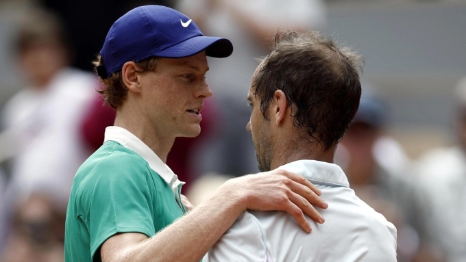 Sinner (trái) ôm động viên Gasquet, sau trận vòng hai Roland Garros trên sân Philippe Chatrier, Paris, Pháp hôm 29/5. Ảnh: ATP