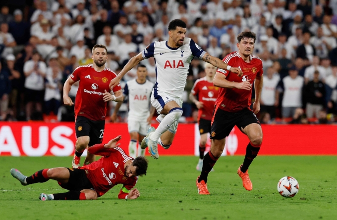 Fernandes thất bại trong nỗ lực ngăn một pha đi bóng của tiền đạo Tottenham Donimic Solanke. Ảnh: AP