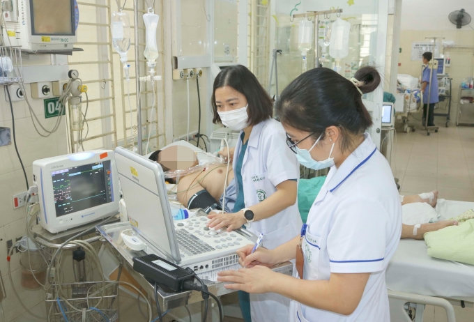 Bác sĩ điều trị bệnh nhân sốt xuất huyết nặng. Ảnh: Bệnh viện Bạch Mai