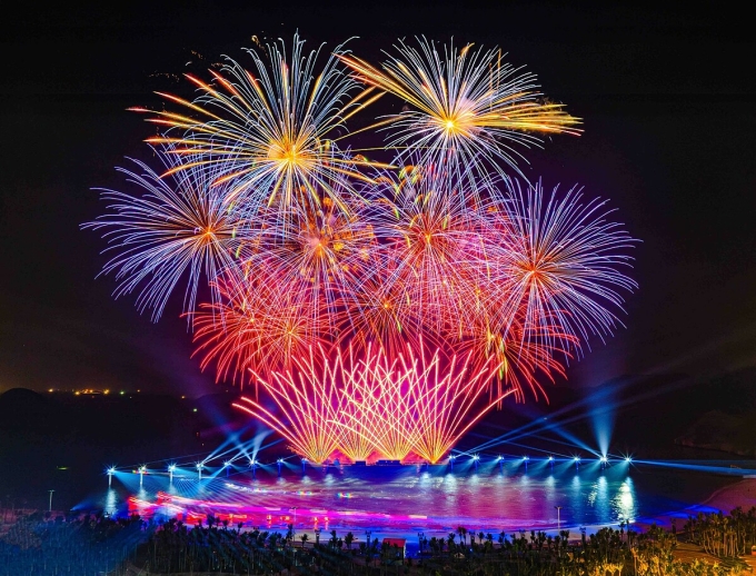 Pháo hoa được bắn trong show diễn ra vào tối 23/5.