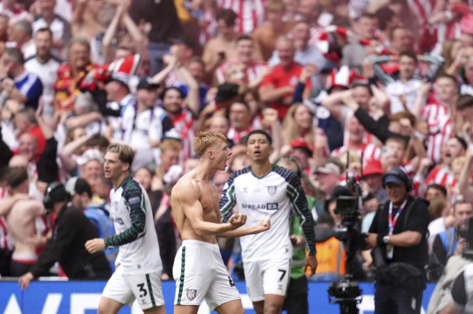 Tom Watson cởi áo mừng bàn quyết định giúp Sunderland thắng ngược Sheffield United 2-1 trong trận chung kết play-off tranh vé lên Ngoại hạng Anh trên sân Wembley ngày 24/5. Ảnh: AP