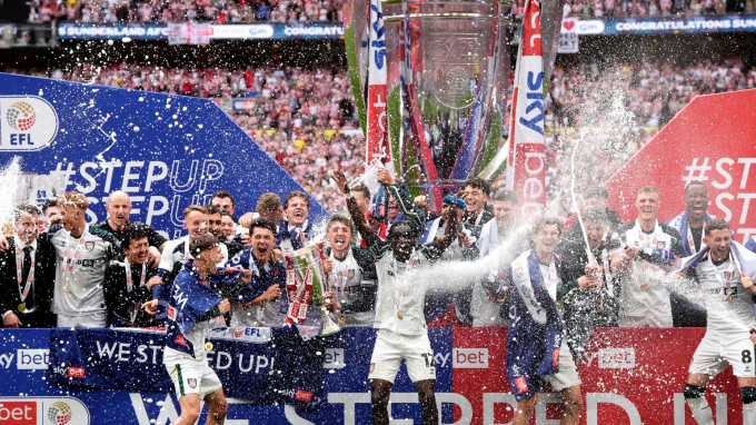 Các cầu thủ Sunderland nâng Cup danh dự. Ảnh: AP