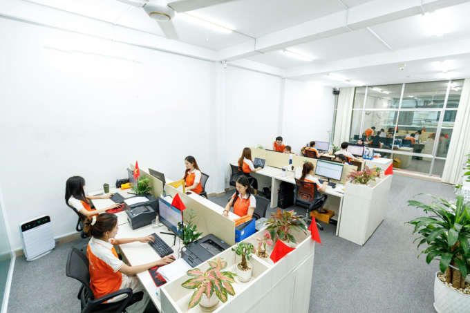 Hệ thống tracking vận hành chuyên nghiệp cùng đội ngũ nhân sự theo sát hỗ trợ khách hàng 24/7. Ảnh: Tín Phát Express
