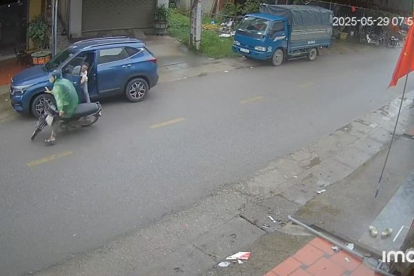 Tài xế ôtô bất cẩn mở cửa gây tai nạn xe máy trên đường