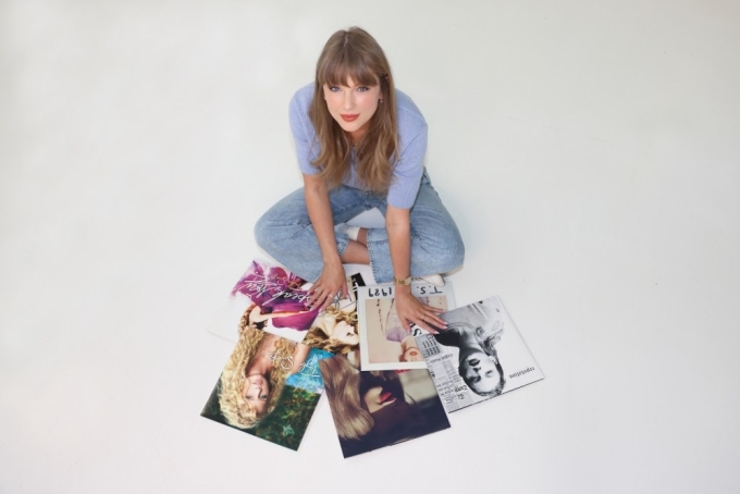 Taylor Swift và sáu bìa album đầu tiên của cô. Ảnh: TAS Rights Management