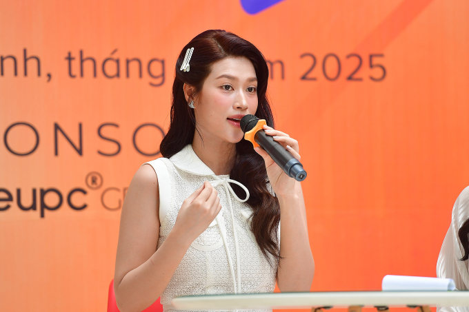 Hoa hậu Thiên Ân chia sẻ kinh nghiệm chăm sóc sức khỏe với học sinh trường Trí Đức. Ảnh: Thanh Tùng
