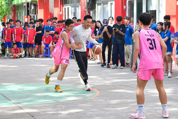 Cầu thủ Khoa Trần giao lưu với học sinh trường THCS-THPT Trí Đức (TP HCM) tại sự kiện School Tour hôm 20/5. Ảnh: Thanh Tùng