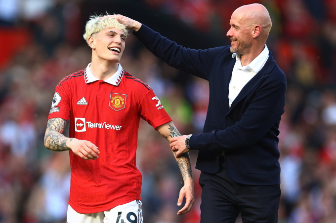 HLV Erik ten Hag xoa đầu Alejandro Garnacho sau trận Man Utd thắng Wolverhampton ở Ngoại hạng Anh trên sân Old Trafford, thành phố Manchester, Vương quốc Anh ngày 13/5/2023. Ảnh: Reuters