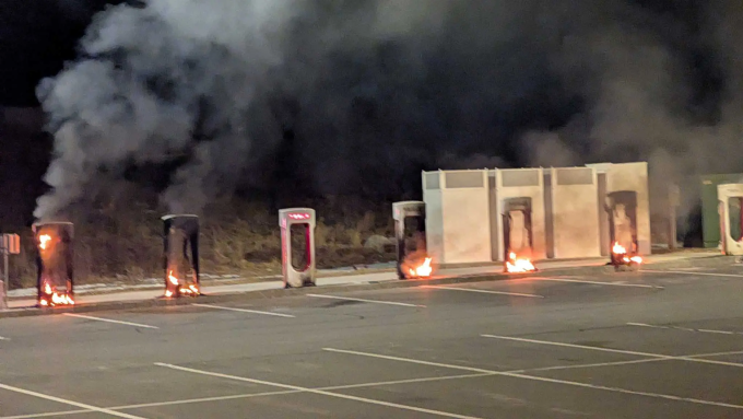 Trạm sạc Tesla bị đốt phá ở Littleton, bang Massachusetts hồi tháng 3. Ảnh: Sở cứu hỏa Littleton
