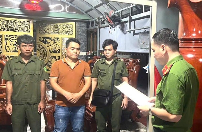 Thanh bị cảnh sát đọc lệnh bắt, khám xét tại nhà riêng. Ảnh: Thái Hà