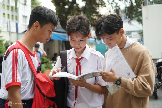 Thí sinh dự thi vào lớp 10 trường Phổ thông Năng khiếu, sáng 24/5. Ảnh: Lệ Nguyễn