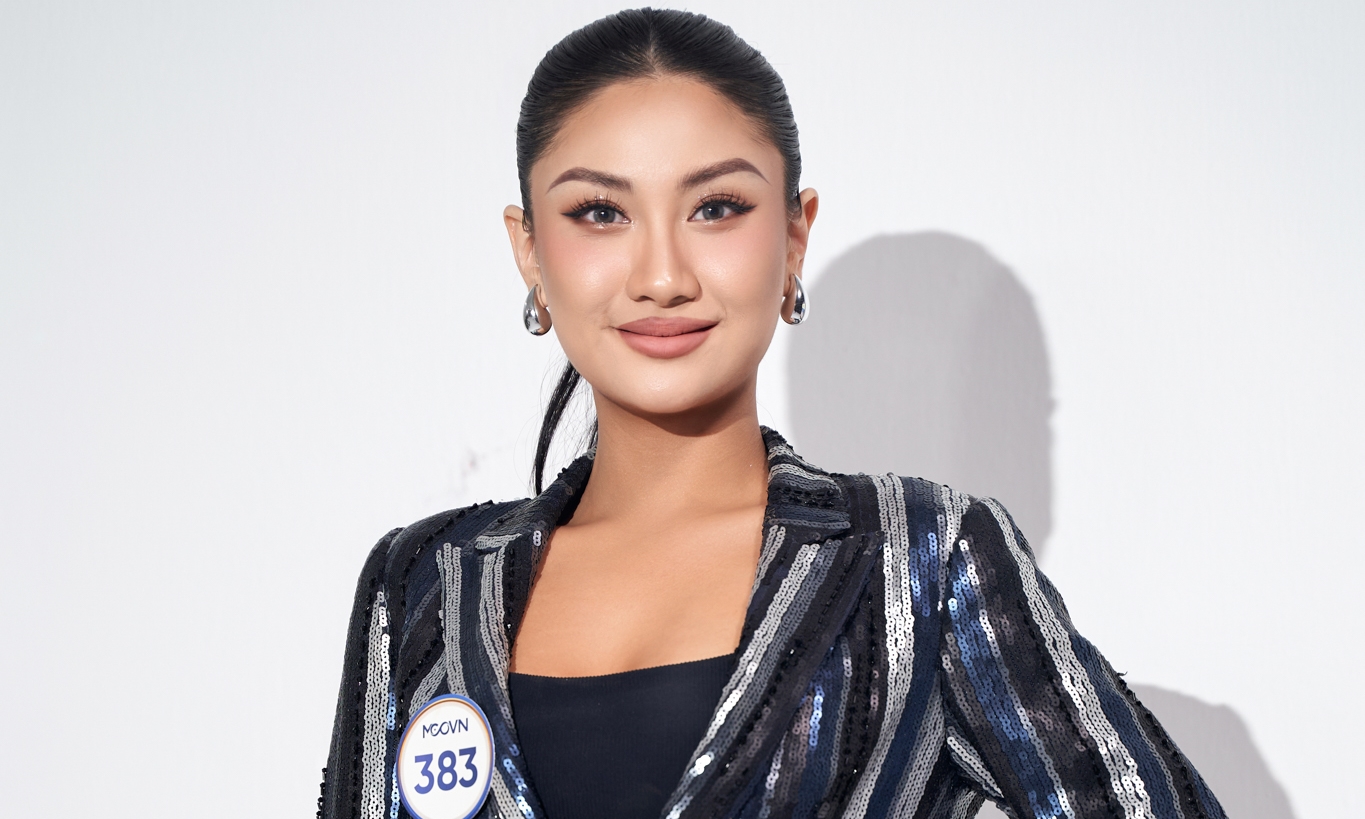 Thí sinh Phương Linh thể hiện khả năng thuyết trình tiếng Anh tại Miss Cosmo Vietnam 2025