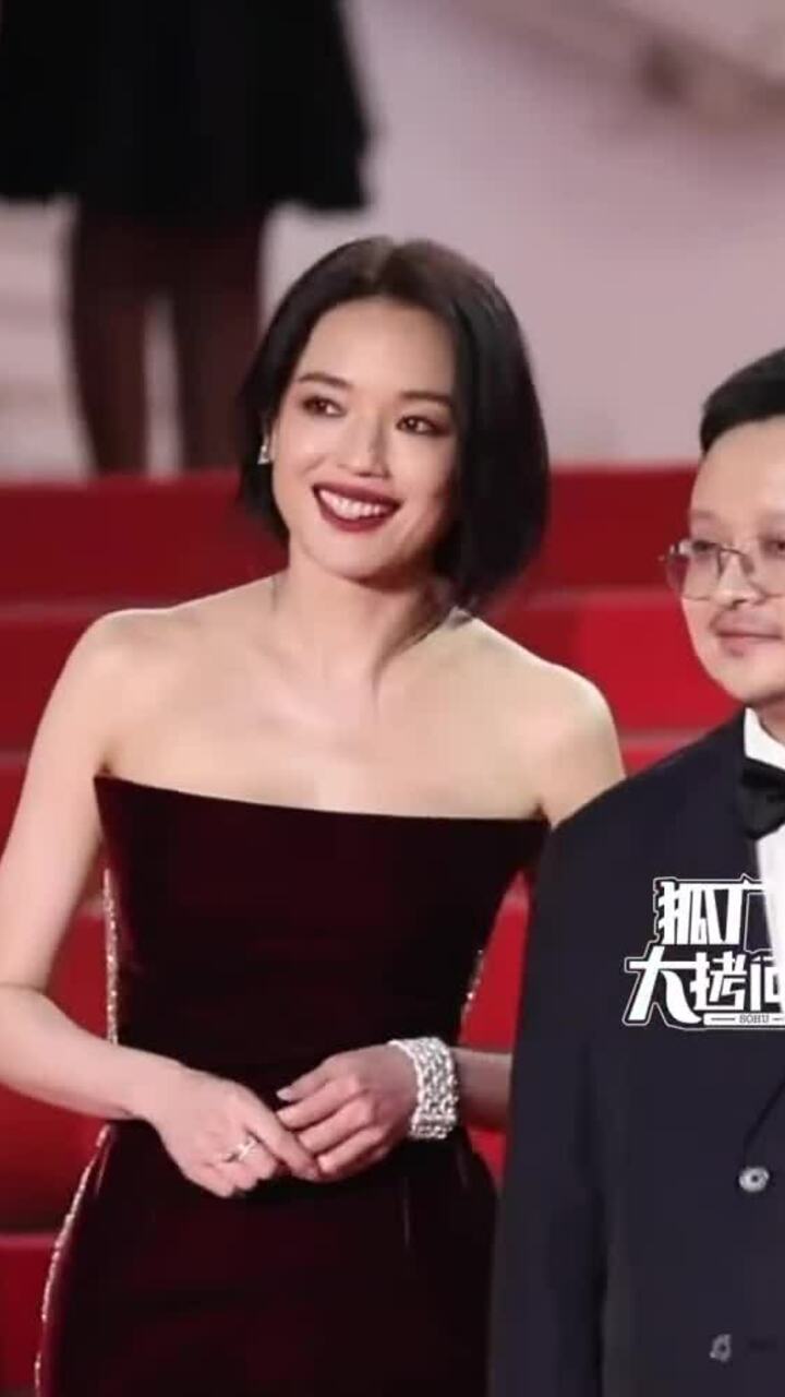 Thư Kỳ trên thảm đỏ ra mắt phim