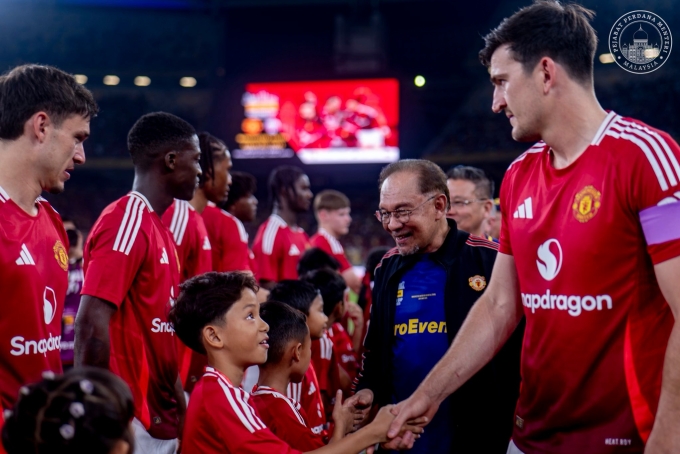 Thủ tướng Malaysia giao lưu với cầu thủ Man Utd trước trận gặp Các Ngôi sao Đông Nam Á, trên sân Bukit Jalil, thành phố Kuala Lumpur, Malaysia, tối 28/5/2025. Ảnh: X/AnwarIbrahim