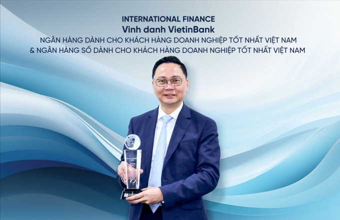 Ông Nguyễn Thanh Tùng Giám đốc Khối KHDN VietinBank nhận giải thưởng. Ảnh: VietinBank