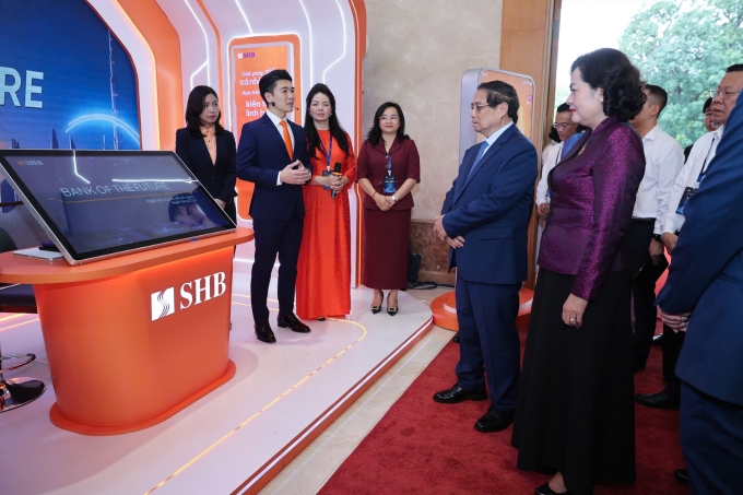Phó Chủ tịch HĐQT SHB Đỗ Quang Vinh trình bày giải pháp thanh toán tích hợp trước Thủ tướng và lãnh đạo Nhà nước. Ảnh: SHB