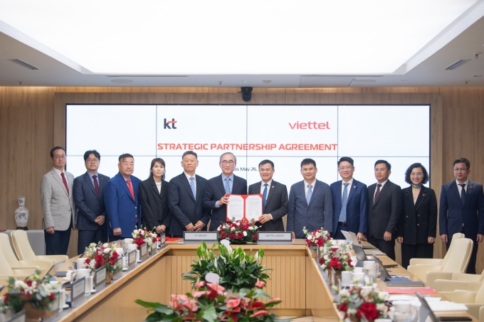 Đại diện Viettel và KT tại lễ ký, hôm 26/5. Ảnh: Thọ Trần