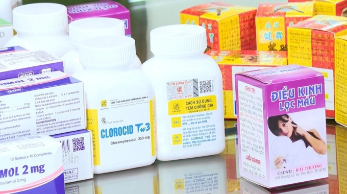 Hàng chục nhãn hiệu thuốc bị đường dây của Nguyễn Tiến Đạt làm giả tinh vi. Ảnh: Lam Sơn
