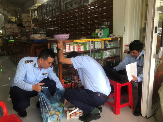 Lực lượng của Chi cục Quản lý thị trường tỉnh Cà Mau kiểm tra tại một điểm kinh doanh thuốc đông y ở phường 2 TP Cà Mau. Ảnh: Quản lý thị trường Cà Mau