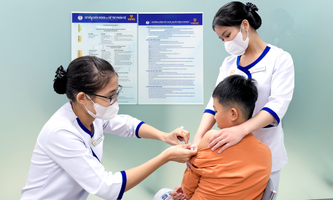 Trẻ em tiêm vaccine sốt xuất huyết tại Trung tâm tiêm chủng VNVC. Ảnh: Diệu Thuần
