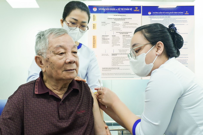 Người lớn tuổi tiêm vắc xin phế cầu 20 tại Trung tâm tiêm chủng VNVC sáng 26/5. Ảnh: Mộc Thảo