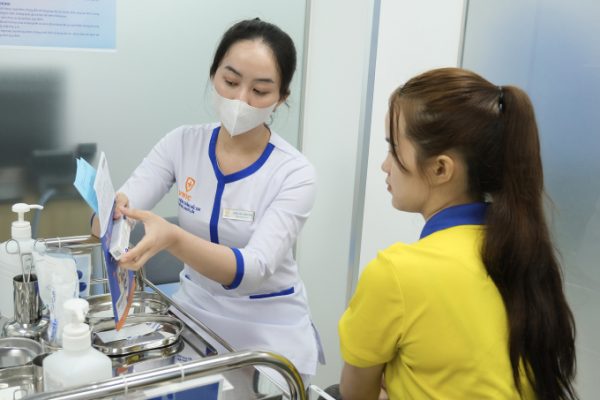 Tiêm vaccine cận hạn: Nên hay không? Giải đáp từ chuyên gia