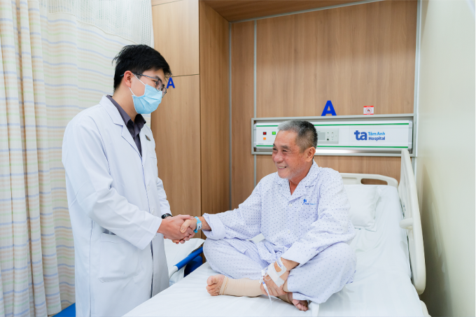 Bác sĩ thăm hỏi ông Việt sau ca phẫu thuật. Ảnh: Bệnh viện Đa khoa Tâm Anh