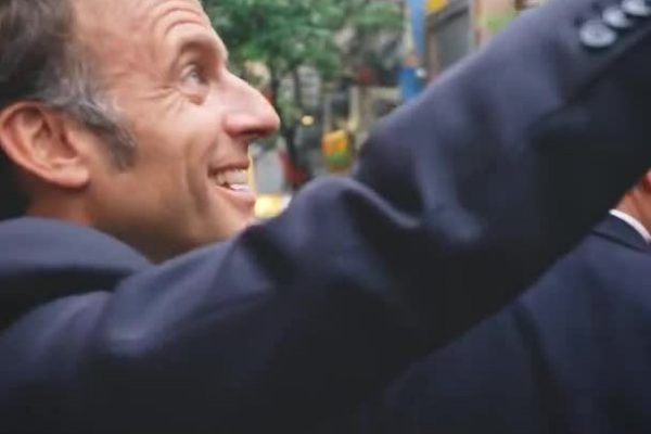 Tổng thống Pháp Macron cảm ơn Việt Nam bằng video