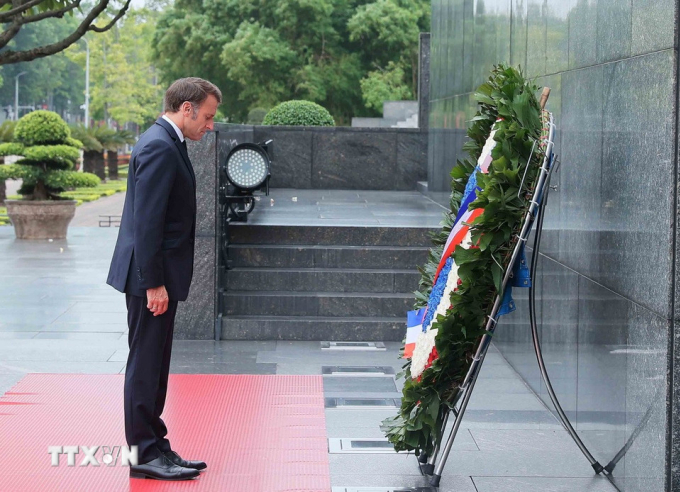 Tổng thống Pháp Emmanuel Macron đặt vòng hoa tưởng niệm Chủ tịch Hồ Chí Minh sáng 26/5. Ảnh: TTXVN