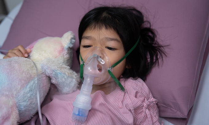 Trẻ mắc Covid-19 nguy cơ đồng nhiễm các bệnh khác, có trẻ phải thở oxy. Ảnh minh họa: Vecteezy