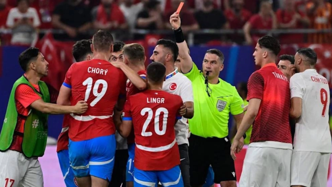 Trọng tài Kovacs (áo vàng) rút thẻ đỏ trong trận Thổ Nhĩ Kỳ - CH Czech tại Euro 2024. Ảnh: AFP