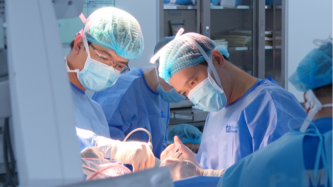 Êkíp phẫu thuật cho người bệnh. Ảnh: Bệnh viện Đa khoa Tâm Anh