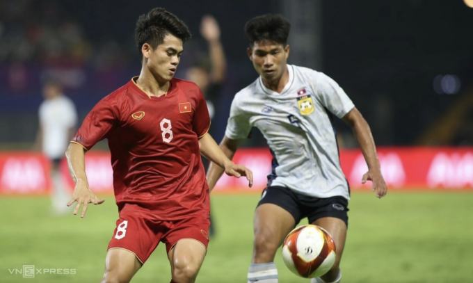 Việt Nam (áo đỏ) thắng Lào 2-0 trong trận ra quân bảng B bóng đá nam SEA Games 32 tại Campuchia, ngày 30/4/2023. Ảnh: Lâm Thỏa