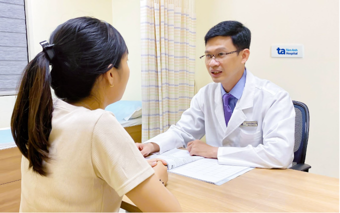 Bác sĩ Tấn tư vấn cho người bệnh. Ảnh minh họa: Bệnh viện Đa khoa Tâm Anh