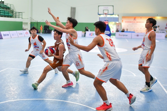 Cầu thủ THPT chuyên Trần Đại Nghĩa đi bóng trong trận gặp Phan Đình Phùng tại giải bóng rổ trẻ VnExpress - Cup Ziaja 2025, ở nhà thi đấu quận 6, TP HCM hôm 30/5. Ảnh: VYBC
