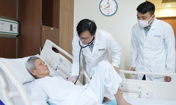 Người cao tuổi dễ gặp biến chứng nặng nếu mắc viêm phổi. Ảnh: Bệnh viện Đa khoa Tâm Anh