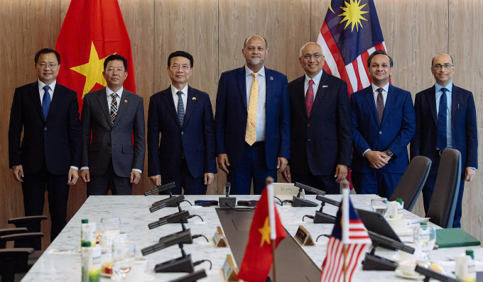 Bộ trưởng Nguyễn Mạnh Hùng và Bộ trưởng Bộ Phát triển số Malaysia YB Gobind Singh Deo tại buổi làm việc. Ảnh: HTQT