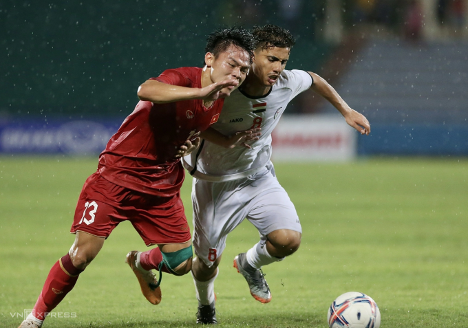 Hồ Văn Cường (áo đỏ) tranh chấp với cầu thủ Yemen trong trận Việt Nam thắng Yemen 1-0 tại vòng loại U23 châu Á 2024, tại sân Việt Trì, Phú Thọ ngày 9/9/2023. Ảnh: Hiếu Lương