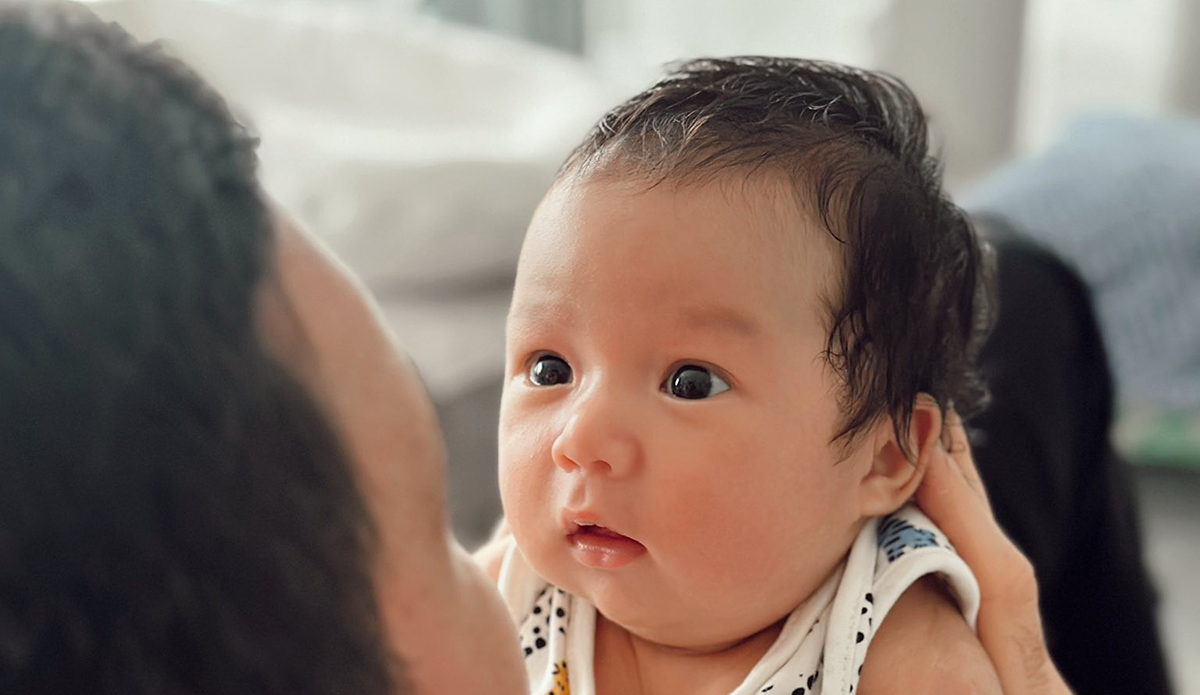 Vợ chồng Hà Anh chơi đùa với con trai
